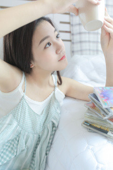 小洞饿了想吃大香肠视频